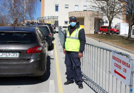 PROSTOVOLJCI PRI TESTIRANJU COVID 01 FOTO LJUBO VUKELIČ
